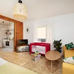 Cute Apartment, Next To Old Town, With Free Parking